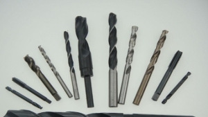 刃磨麻花钻的过程和操作注意要点